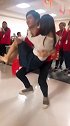 猛男电力十足，多少个美女都能扛得住