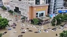 公交没顶江水漫到居民区 湖北恩施拉响防空警报