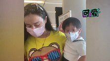 冉莹颖带三个儿子现身，小儿子被妈妈抱着眼神超萌，俩哥哥埋头赶路也很吸睛