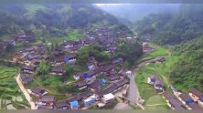 航拍贵州苗寨，居住在大山里面，青山绿水，犹如世外桃源！