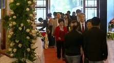艾勤奋也如周展名所愿出现在婚礼现场，再次询问葛小美的下落