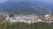 贵州一小镇，建在半山腰上，无人机300米高看下来真壮观！