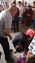 爸妈80多岁了，看着孙子结婚，满脸的笑容