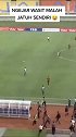 印尼联赛两裁判遭球员追打，灵活摆脱将球员晃倒在地