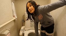 日本女厕的隐藏按钮有何用处？ 女游客表示好用，但不好意思按！