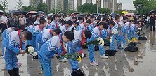 “袁隆平故乡”江西德安 隆平学校师生冒雨献花寄哀思