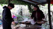 农村两姊妹在家自制串串煮来吃，没想到味道还不比外面馆子的差