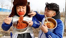 阿宝为阻止二浪蹭吃，要了变态辣火鸡面，没想却把自己吃成香肠嘴