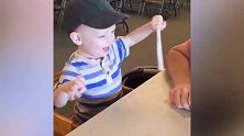 父子大战，小宝贝筷子大战父亲，三招把父亲打趴下！