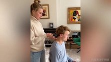 家有Tony老师！德里赫特女友为其理发初体验