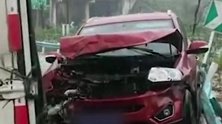 惊魂！贵州：货车侧滑横路中 后车避让不及车头撞“开花”