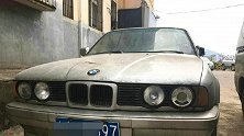 2966辆宝马汽车，在港口沦落为“僵尸车”，车上长满青苔