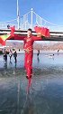 见过踩高跷的，没见过踩着高跷在冰上跳舞的，还是头一回见。