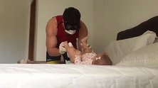帅老爸给女儿换尿不湿，被熏得干呕不止，不得已全副武装才能上阵
