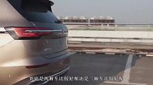 三厢车和两厢车到底谁更好？上了高速就知道，差距很明显！