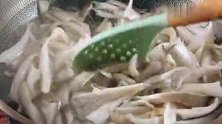 1.5元1斤的鲜蘑，用水煮一煮，炒一炒，上桌比吃肉都解馋