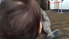 当兵爸爸回来了，看到宝宝扑来爸爸忍不住想落泪