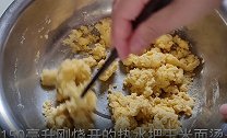 玉米面用开水一烫，加一把红枣，粗粮细做，暄软易消化，全家爱吃