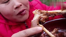 胖妹炖2小时的羊蹄，撸起袖子开啃，吃起来那叫一个香