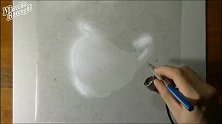 看看什么叫写实绘画大佬！这个瓷罐子绘制的和真品简直难分真伪