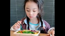 小萝莉需要保持身材，所以每天只能吃这个，努力的小家伙