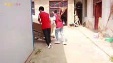 短剧：燕子抽到一等奖冰箱，小伙伴好不容易运到家，被二舅抱回家