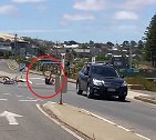 澳大利亚：一男子路中间骑自行车表演特技，险被车撞
