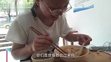 贵州大叔校门口卖小吃，现做现卖9年卖出名，好吃关键是秘制蘸料