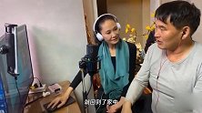 大衣哥主动提拔儿媳妇，首和儿媳妇同框录视频，唱民歌状态好