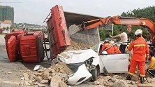 贵州黔西：渣土车侧翻压住轿车致一女子瞬间被埋