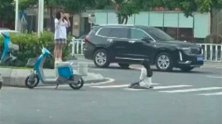 广东河源：不要命了？！两女子占用斑马线花式拍照