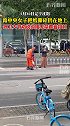路中央女子把纸撕碎扔在地上环卫大爷劝说没用无奈跟着打扫