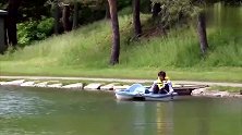 恶搞：船上的妹子腿力真好，船速度超快把前面的男的吓的跳船