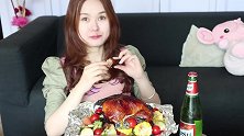 妹子开瓶夺命大乌苏吃美式烤鸡，咬一口酥脆爆汁，比炸鸡好吃几倍