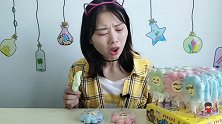 美食拆箱暖意融融的“花朵棉花糖”面带微笑，香甜好吃