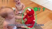 双胞胎被自己大宝哥哥捉弄，两个宝宝之后的反应，出奇的一致
