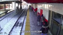 老人被陌生女子推下站台，监控拍下全过程！