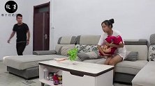 老公1年后回家看到妻子抱个婴儿，丈夫质问孩子是谁的，结局暖心