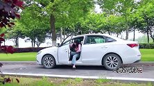 姑娘停车去上厕所，没想回来碰上小偷偷车，看姑娘如何整治偷车贼