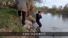 小伙撒网捕鱼，结果根本拉不动，水底折腾半天抱出巨无霸！
