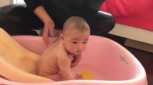 小宝宝在家里洗澡，任凭奶奶怎么搓洗后背宝宝都一脸享受的表情