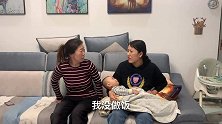 离完婚刚回家，婆婆不知情还羞辱坐月儿媳给洗脚，儿子一脚踢翻盆