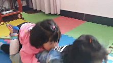四岁姐姐干不过两岁妹妹