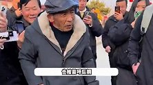 刘强东爸爸出门不仅被围堵，还遭陌生男子强塞信，本人婉拒了：没有用