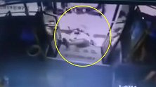 安徽一老人下公交—脚踩空摔地 大脑触地颅内出血死亡