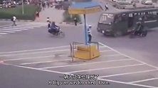 交警正在指挥交通，没想到突然发生车祸，谁知更惨的是他！