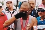 父亲为逝世儿子完赛 泣不成声：我做到了