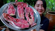 柬埔寨巧妇：今天拿来烹饪的是什么鱼鱼肉这么红！大家吃过吗