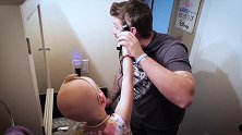 小女儿化疗掉光了头发，暖心老爸剃光自己鼓励娃，看完莫名的想哭