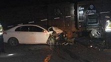 午夜事故：男子醉驾撞向货运火车 行车记录仪拍下惊险一幕！